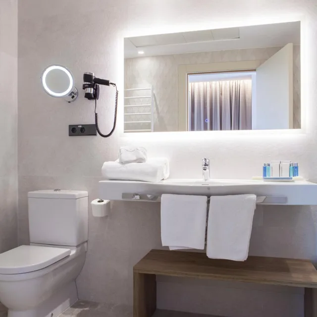 جناح جونيور بشرفة، Presidente Hotel 5/9