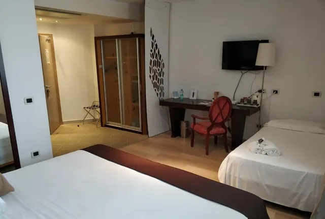 غرفة ثلاثية بسرير مزدوج وسرير فردي، Mercure Olbia Hotel e Spa 3/6