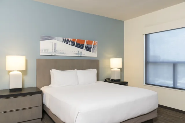 جناح ركني بسرير كينج بغرفة نوم واحدة مع أريكة، Hyatt House Austin Downtown 4/4