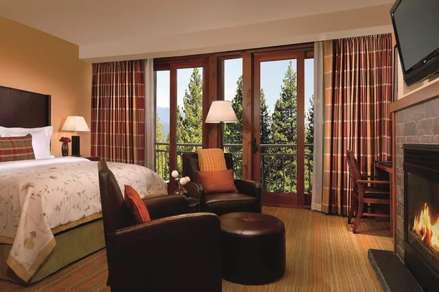 جناح كلوب بسرير كينج بإطلالة على الجبل بغرفة نوم واحدة مع أريكة، The Ritz Carlton Lake Tahoe 2/6