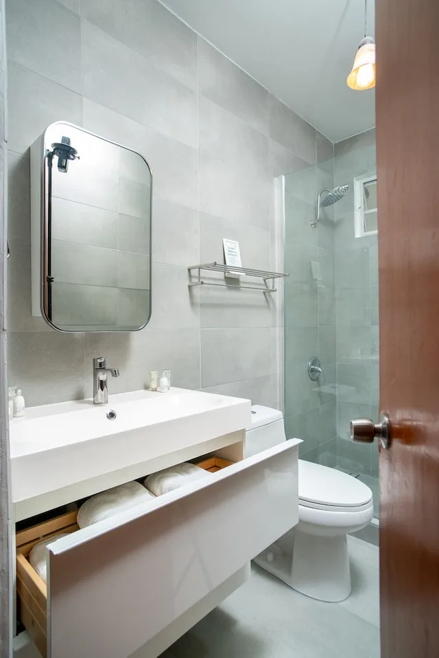 غرفة بسرير كوين بشرفة، The Lazy Parrot Inn Amp Mini Resort 7/7