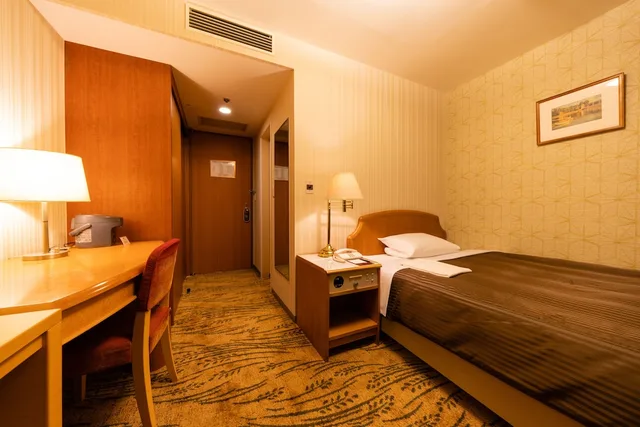غرفة صغيرة بسرير فردي بإطلالة على المدينة، Hotel Okura Niigata 2/4
