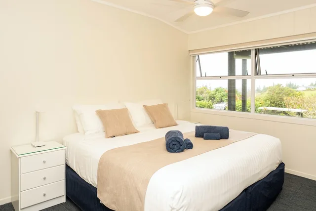 Studio, King Bed, Cascade Garden Apartments 2/4