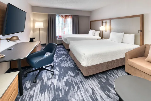 Room, King Bed, 2 Queen Beds, Fairfield Inn And Suites By Marriott Toronto Brampton 2/4