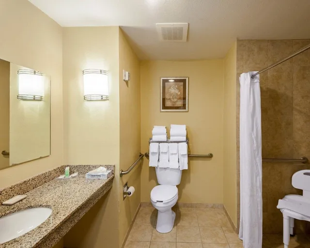 غرفة قياسية بسريرين كوين، Comfort Inn and Suites Regional Medical Center 2/2