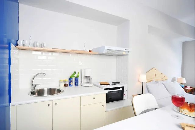 Blue, City, Studio, Queen Bed، Live In Athens Short Stay Apartments 7/10