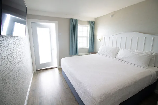 Petite, King Bed, Beach View, Balcony، The Baywatch Resort 1/8