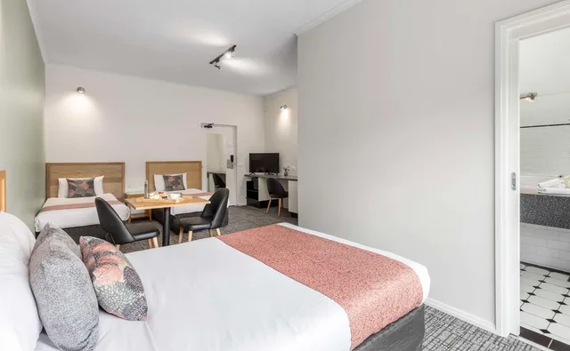 غرفة عائلية بسرير كوين وسريرين منفصلين، Best Western Geelong Motor Inn and Serviced Apartments 2/3
