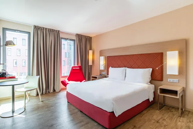 غرفة قياسية بسرير مزدوج بشرفة بإطلالة، Radisson Blu Hotel Toulouse Airport Formerly Radisson Sas 1/8