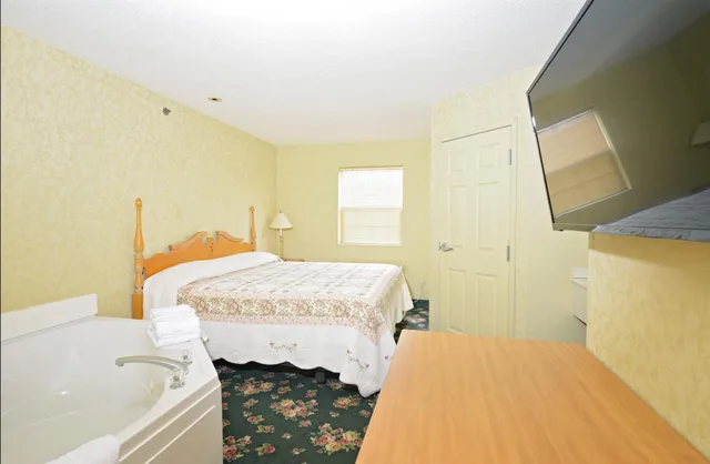 غرفة بسرير كينج بجاكوزي، Our Guest Inn and Suites - Downtown 3/4