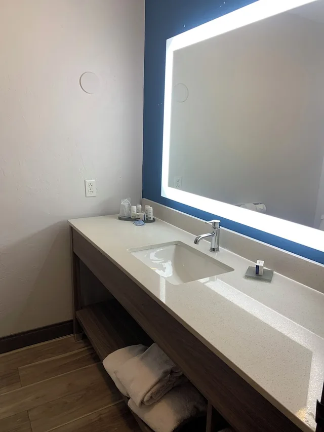 غرفة ديلوكس بسرير كينج لذوي الإعاقة، La Quinta Inn & Suites by Wyndham OKC North - Quail Springs 4/4
