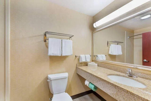 غرفة بسرير كينج بجاكوزي، Best Western Plus Victor Inn & Suites 2/5