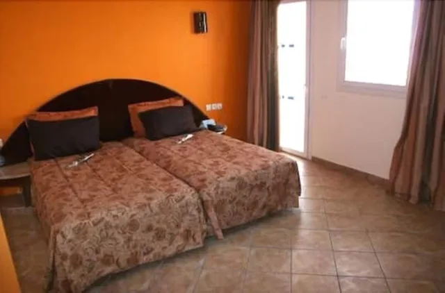غرفة فاخرة بسرير مزدوج بإطلالة جزئية على البحر، Intouriste Hotel & Suites 7/10