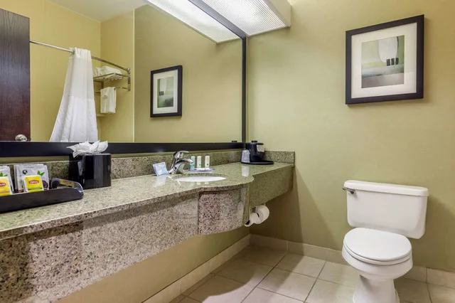 جناح بسريرين كوين مع أريكة، Quality Inn Suites Durant 10/10