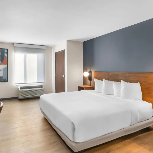 غرفة بسرير كينج مع أريكة، Everhome Suites Clarksville Ft. Campbell Area 2/6
