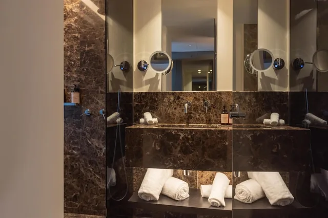 غرفة بسرير كينج، Adia Aluma Athens, Curio Collection by Hilton 6/11