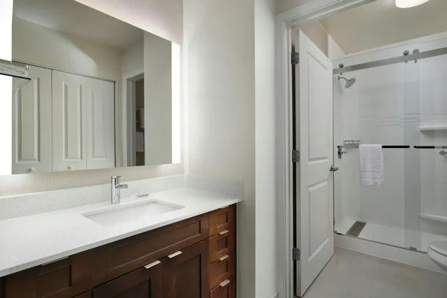 جناح بسرير كينج بغرفة نوم واحدة مع أريكة في طابق مرتفع، Residence Inn By Marriott Atlanta Midtown 17th Street 1/1