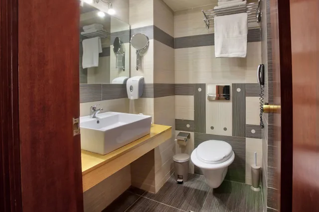 Superior, Double Bed, Street View، Capsis Astoria 9/10