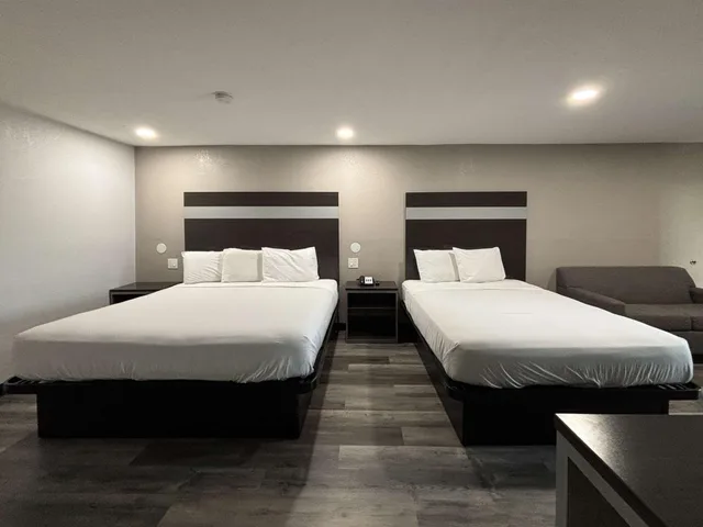2 Queen Beds - Non-Smoking, Micfridge, Motel6 La Porte, TX 2/10