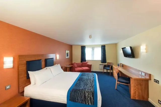 غرفة قياسية بسرير مزدوج مع أريكة، Leonardo Inn Hotel Aberdeen Airport 1/2