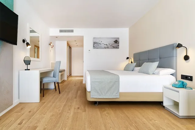 غرفة قياسية بإطلالة جزئية على البحر، Hotel Las Costas 4/9