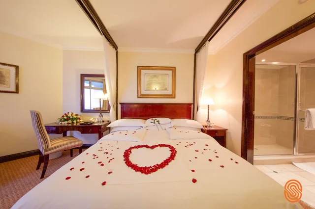 غرفة سوبيريور بسرير كوين بإطلالة على المسبح، Lake Kivu Serena Hotel 2/3