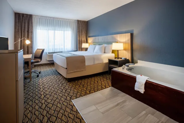 غرفة ديلوكس، Days Inn & Suites by Wyndham Rochester Hills MI 2/2