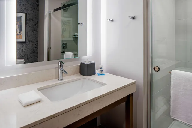 جناح بسرير كينج بغرفة نوم واحدة مع أريكة بمطبخ، Hyatt House Tampa Downtown 3/3