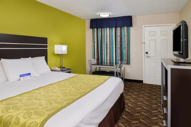 غرفة بسرير كينج للمدخنين، Americas Best Value Inn Pasadena Houston 1/3