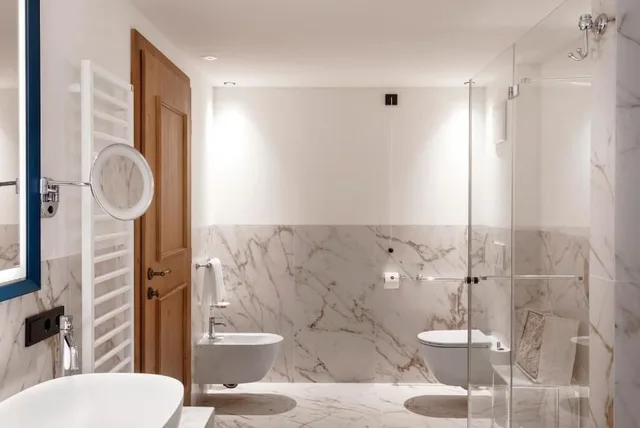جناح جونيور، Hotel Tyrol 5/5