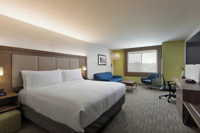 Suite, King Bed, Extra Floor Space، Holiday Inn Express Suites Portland Airport Cascade Stn 1/3