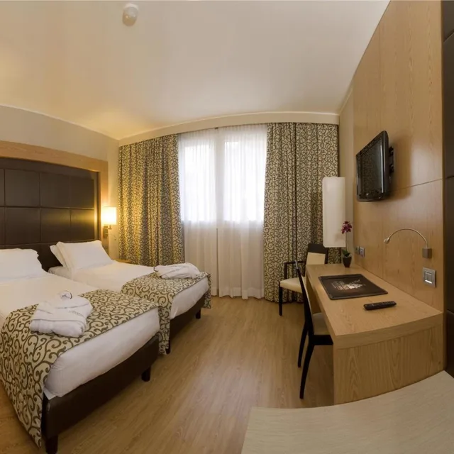 غرفة بسريرين منفصلين، Virginia Palace Hotel 1/10