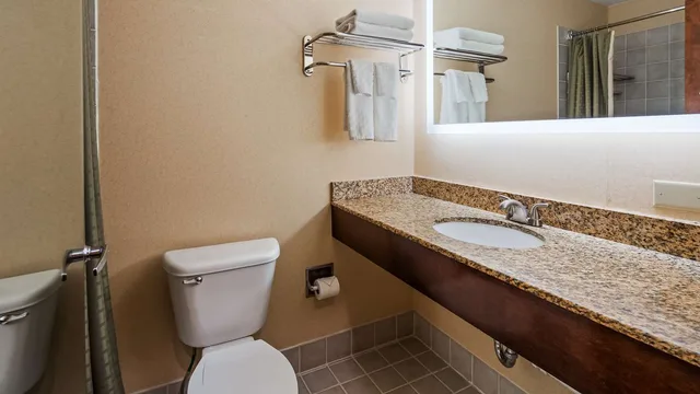 غرفة بسرير كوين مع أريكة بمطبخ صغير لذوي الإعاقة، Best Western Plus Hannaford Inn & Suites 3/7