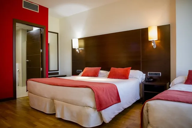 Room, Double and Twin Beds, Two Extra Beds، Hospedium Valles de Gredos Golf 3/7