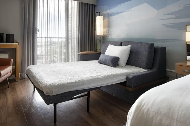 غرفة بسرير مزدوج، Courtyard Long Beach Downtown 3/10