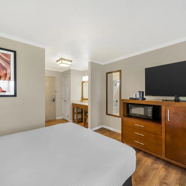 غرفة بسرير كينج وسريرين كوين بشرفة، Best Western Plus Northwoods Inn 2/4