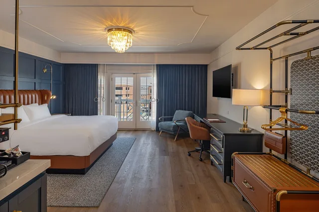 غرفة ديلوكس بسرير كينج بشرفة، The Publisher, Fredericksburg, a Tribute Portfolio Hotel 1/3