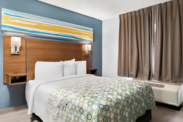 استوديو بسرير كوين، Red Roof Inn Auburn Hills 3/7