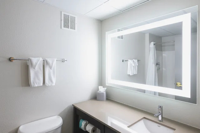 غرفة قياسية بسريرين كوين، Holiday Inn Express & Suites Marquette, an IHG Hotel 5/5