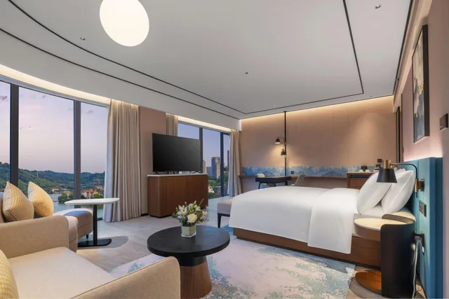 غرفة بريميوم بسرير كينج بإطلالة على البحيرة مع أريكة، Hilton Garden Inn Yichang Yiling 3/4