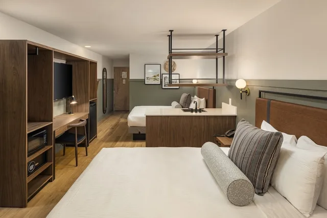جناح جونيور بسريرين كوين، RIVER CANYON LODGE 4/8