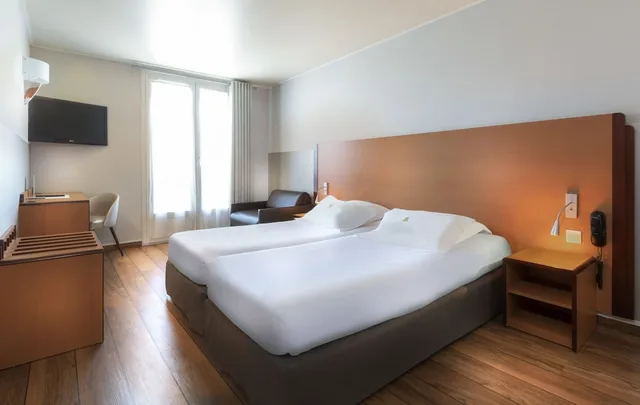 Parisienne, Twin Beds, Hotel Du Lion 1/4