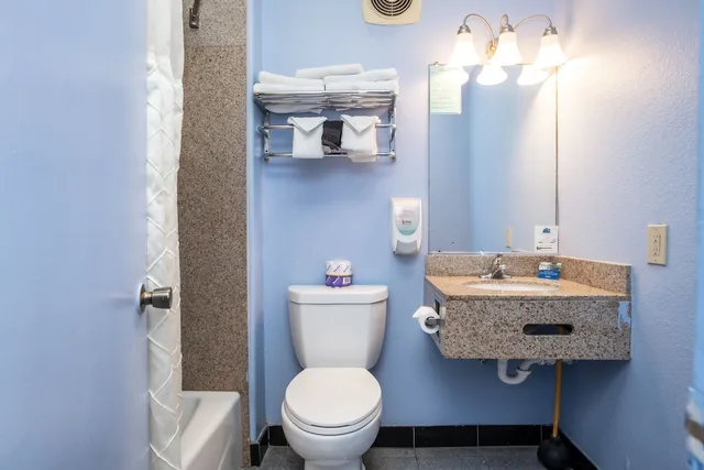 غرفة قياسية ثلاثية بسرير كينج وسريرين كوين بغرفتي نوم، Aqua Breeze Inn 5/5