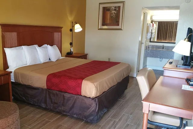 غرفة بسرير كينج للمدخنين، Econo Lodge Byron near Historic District - Warner Robins 1/2