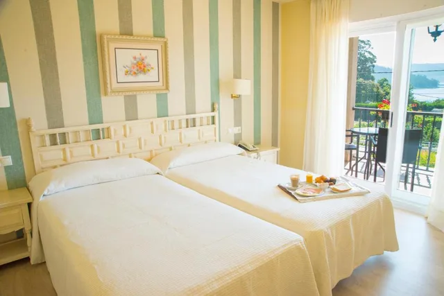 غرفة بسرير مزدوج بإطلالة على البحر بشرفة، Hotel Villa Covelo 1/8