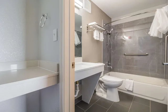 غرفة ديلوكس بسرير كينج بمطبخ، Motel6 Groves, TX 4/4