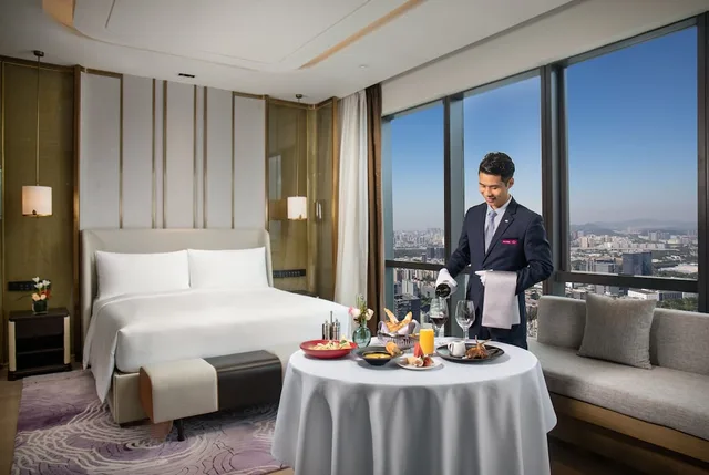 غرفة قياسية بسريرين منفصلين بإطلالة على المدينة مع دخول صالة النادي، Crowne Plaza Shenzhen Nanshan 4/5