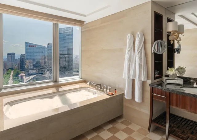 غرفة ديلوكس بسرير كينج وسرير كوين بإطلالة على المدينة، Four Seasons Hotel Beijing 2/3