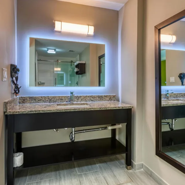 Deluxe, Suite, King Bed, Hotel Weston 8/10