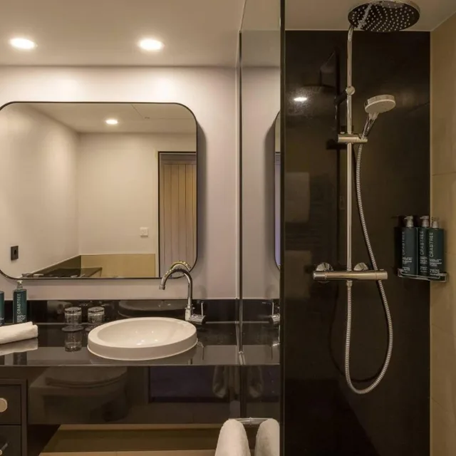 جناح ركني بسرير فردي بغرفتي نوم، DoubleTree by Hilton Berlin Ku’damm 6/10